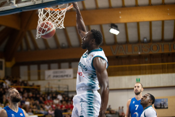 Pallacanestro Cantù: vittoria sudata nel primo test con la SAM Massagno