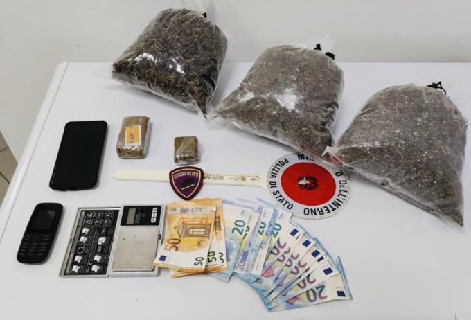 Teneva la marijuana sul tappetino dell’auto: arrestato 44enne di Luisago