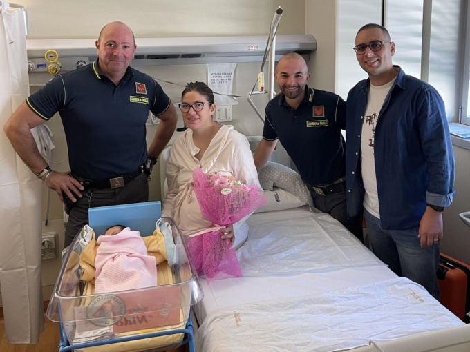 Donna partoriente bloccata nel traffico, scortata dalla Guardia di finanza sino all’ospedale
