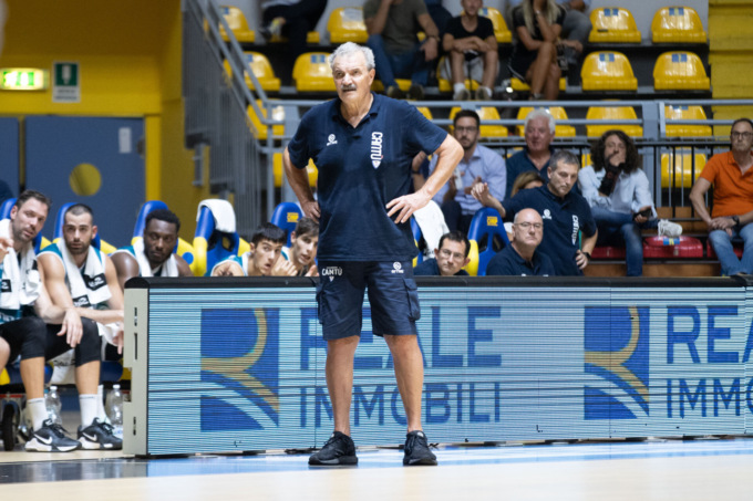 Pallacanestro Cantù battuta a Torino, Sacchetti: “Dobbiamo reggere anche quando le gambe non vanno”