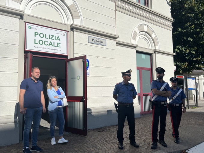 Politici in piazza stazione alla domenica pomeriggio