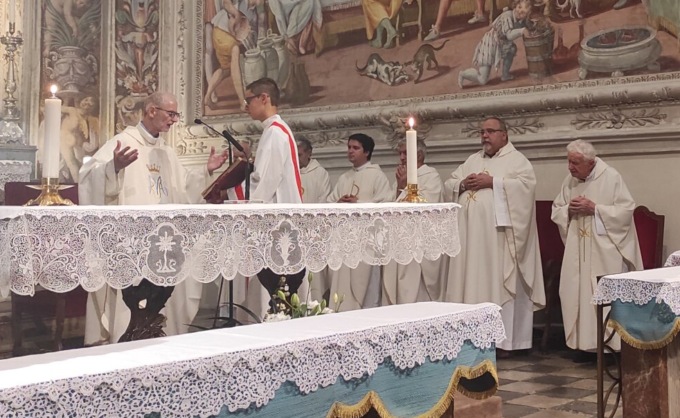 Prima messa per don Maurizio: una folla di 500 canturini ad accoglierlo