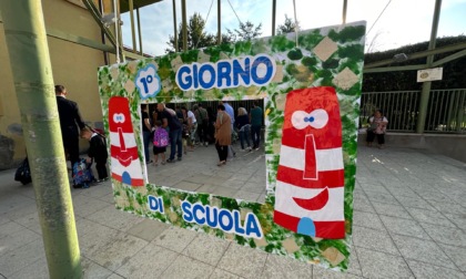 Primo giorno di scuola con grande cornice per la foto ricordo