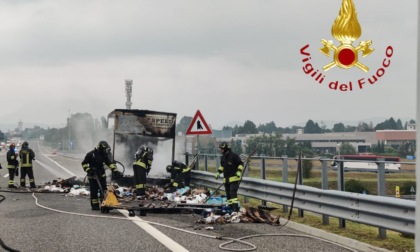 Furgone prende fuoco in autostrada: intervengono i Vigili del fuoco