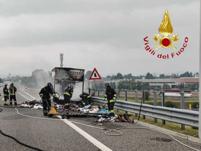 Furgone prende fuoco in autostrada: intervengono i Vigili del fuoco