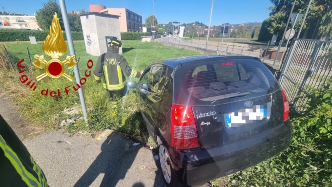 Incidente a Montano Lucino: auto urta un camion e finisce fuori strada