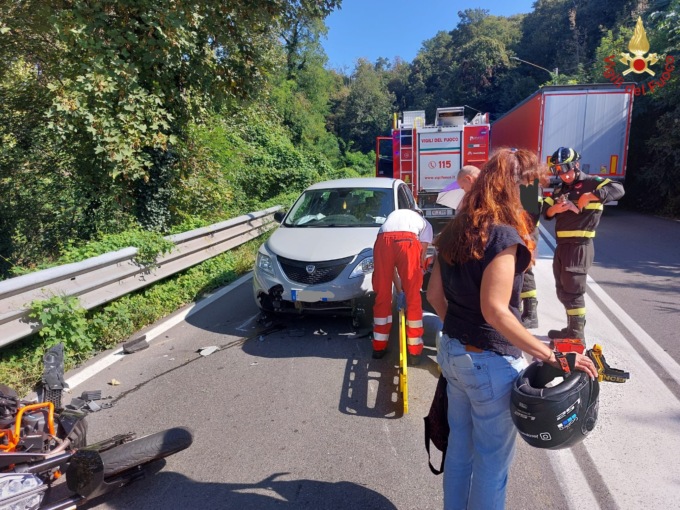 Scontro tra auto e moto in via Oltrecolle: 18enne soccorso in codice rosso