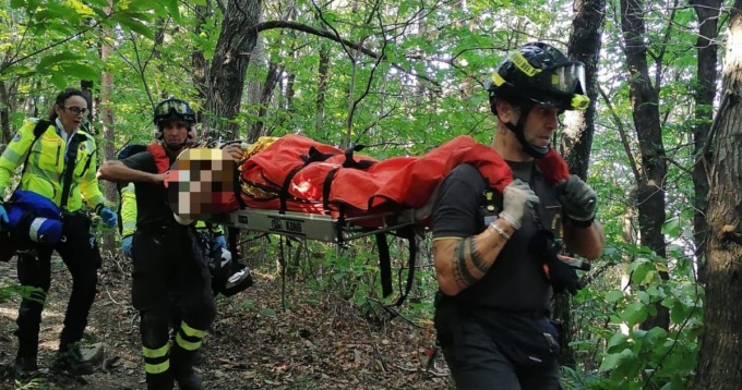 Cade con la mountain bike in Valbasca: traumi multipli per un 48enne