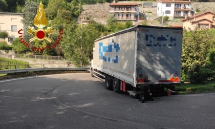 Camion incastrato a Castelmarte: intervengono i Vigili del Fuoco
