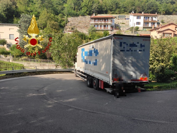 Camion incastrato a Castelmarte: intervengono i Vigili del Fuoco