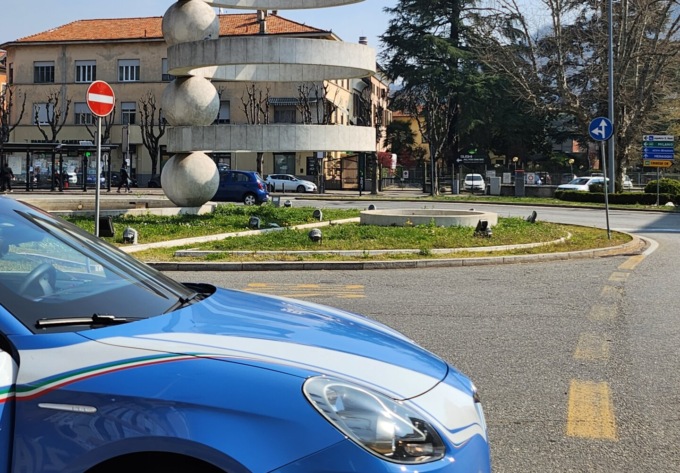 Ruba un rasoio e una bottiglia di liquore all’Esselunga: denunciato 48enne comasco