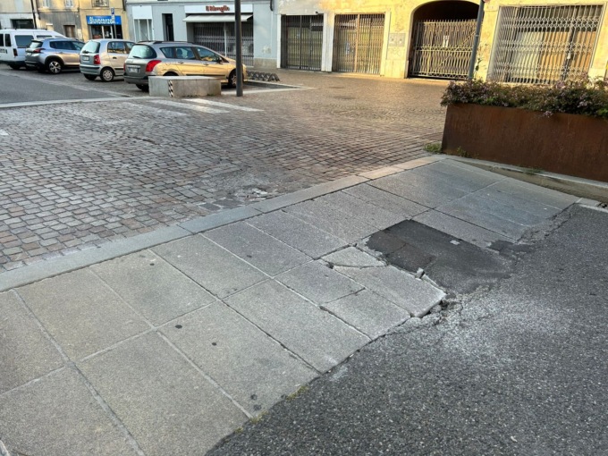 Lastre ballerine: serve sistemare piazza Roma