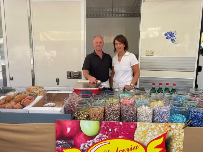 Dopo l’incendio il commerciante torna a vendere al mercato