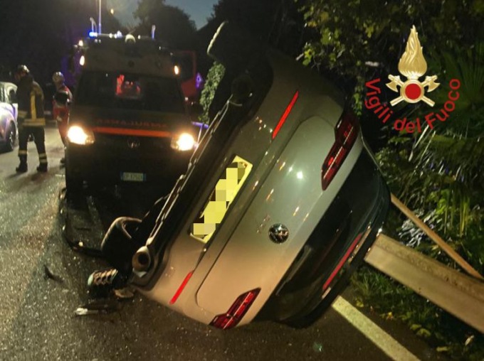 Auto si ribalta a Porlezza: ferito un giovane