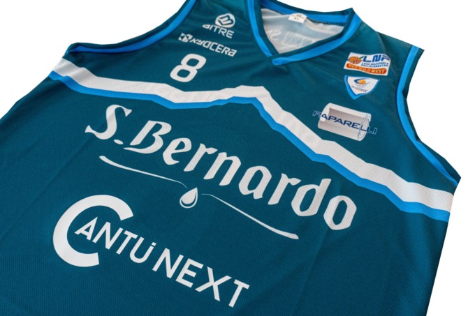 Pallacanestro Cantù: stasera in campo a Cremona con le nuove divise da gioco