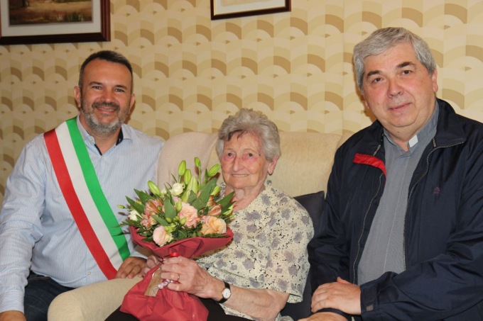 Cento anni per “nonna” Romilda Garavaglia: festa a Tavernerio