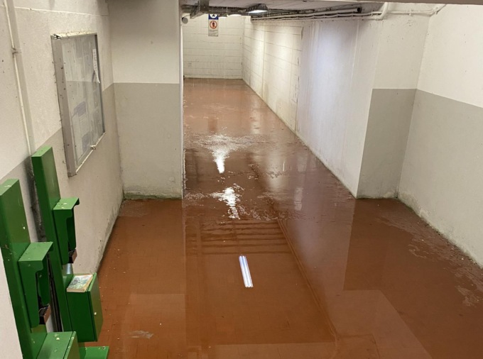 Cucciago, sottopasso della stazione completamente allagato per il temporale