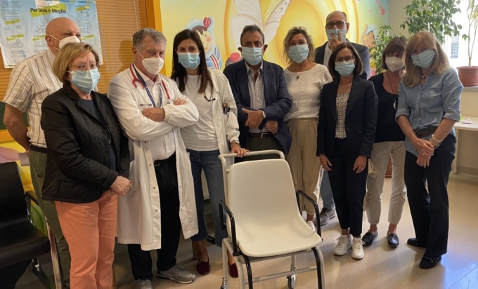 Sant’Anna: la classe 1962 dona una bilancia a poltrona al reparto Pediatria
