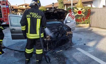 Incendio a Bulgarograsso, automobile divorata dalle fiamme