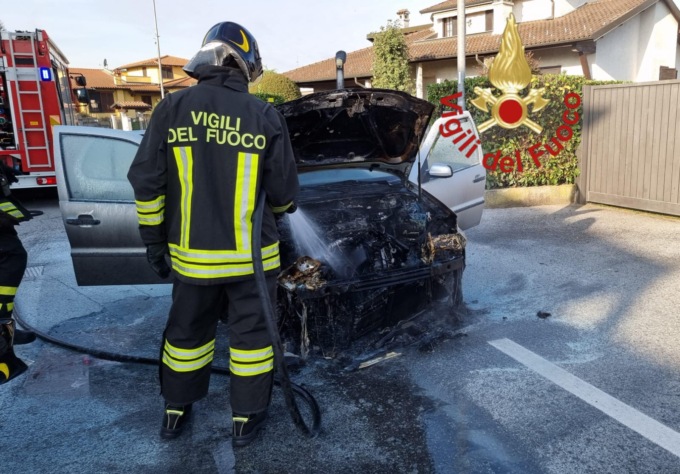 Incendio a Bulgarograsso, automobile divorata dalle fiamme