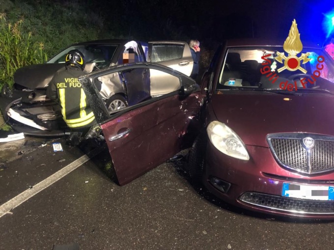 Incidente a Mariano: due persone incastrate nelle auto