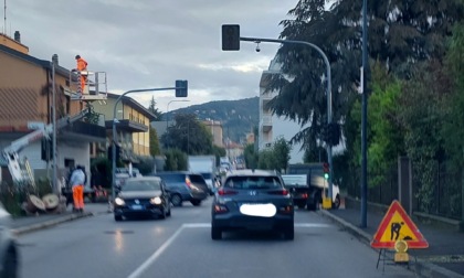 Semaforo fuori uso all'incrocio di via Porta