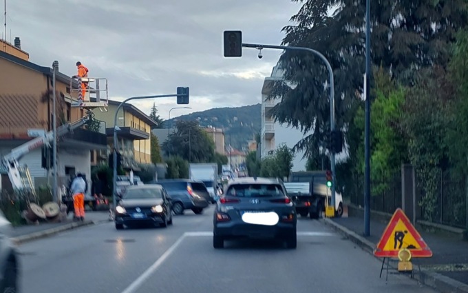 Semaforo fuori uso all’incrocio di via Porta