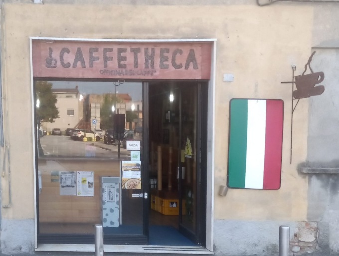 Mariano, tentano di forzare la porta del bar: sorpresi dal titolare