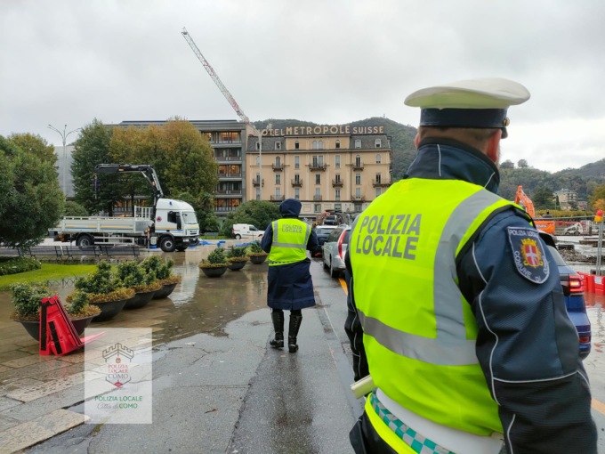Il Lago di Como è esondato: Protezione civile all’opera in piazza Cavour