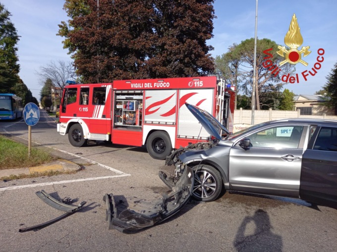 Mamma e bimbo feriti nello scontro tra due automobili
