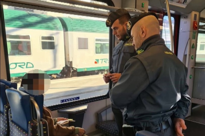 Tenta di entrare in Svizzera, ma dovrebbe essere ai domiciliari: arrestato 31enne straniero
