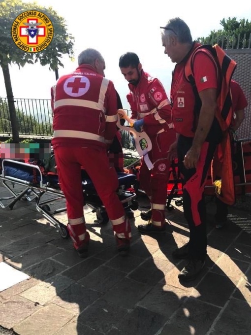 Anziana cade e si frattura una gamba, il cane dallo spavento salta dal terrazzo