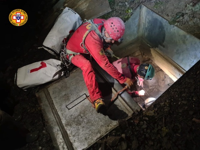 Speleologo nella grotta “Ingresso fornitori” finisce in assideramento: salvato dal Soccorso alpino