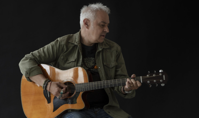 Van De Sfroos torna con “Manoglia”, un disco autunnale e nostalgico che celebra il mondo rurale lagheé