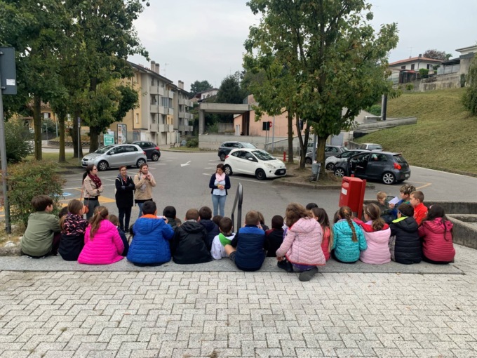 I bambini della primaria di Faloppio alla scoperta della scrittura e delle Poste Italiane