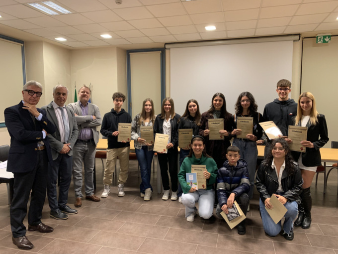 Rodacciai premia i figli dei dipendenti: consegnate le borse di studio ai meritevoli