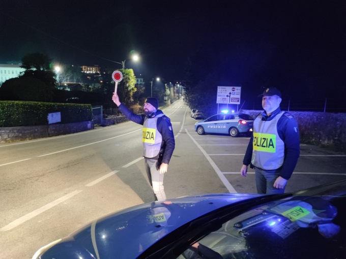 Controlli a tappeto della Polizia: ritirate 3 patenti e deferiti due autisti che guidavano da ubriachi