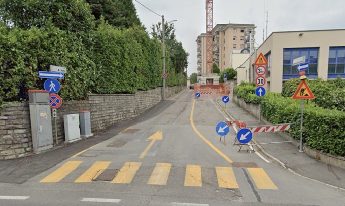Via Volta rimane a senso unico, più parcheggi per il comparto commerciale