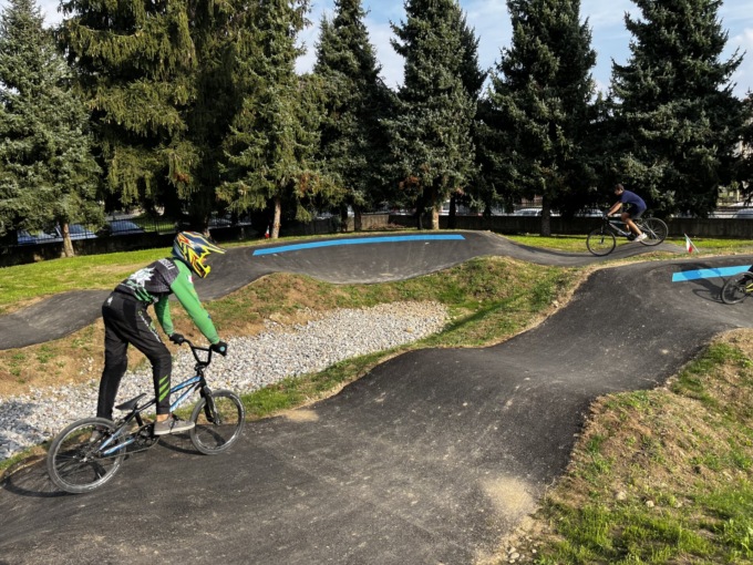 Inaugurata la pumptrack, Lurate Caccivio va in bici…. e in monopattino e in skateboard
