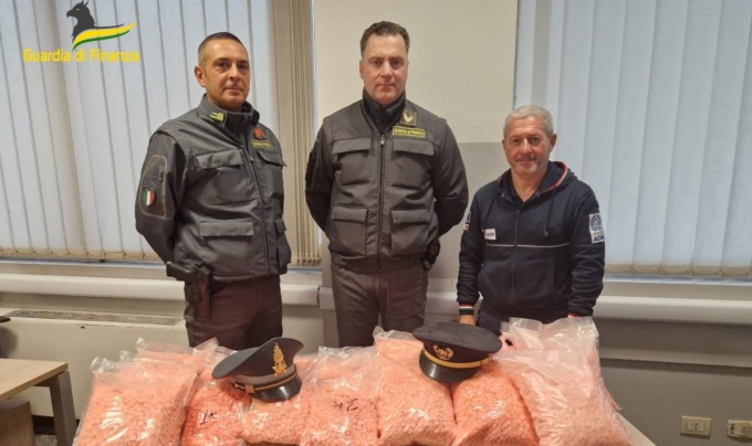 Como, aveva 55 chili di metanfetamine in auto: arrestata una donna belga
