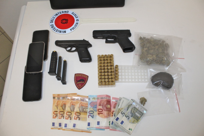 Viaggiavano con armi e droga in macchina: arrestati tre cittadini turchi