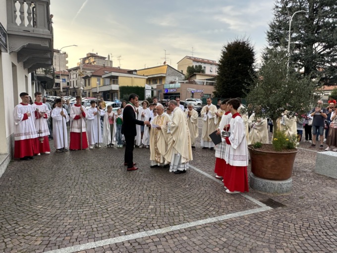Piazzale della chiesa dedicato a monsignor Lorenzo Calori