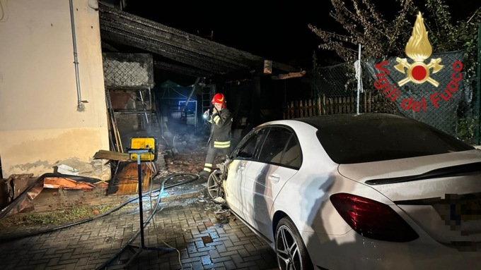 Mozzate: prende fuoco una tettoia e le fiamme raggiungono una pizzeria e tre auto