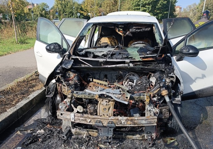 Auto prende fuoco in via Mentana: intervengono i Vigili del fuoco
