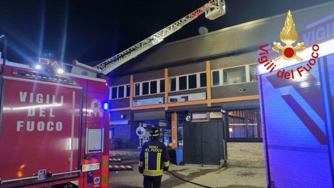 Lipomo: prende fuoco il sottotetto di un esercizio commerciale