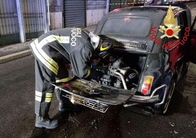 Auto prende fuoco in via Grossi: paura per il conducente
