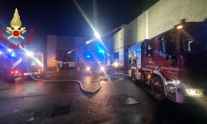 In fiamme il capannone: intervengono ben 8 squadre dei Vigili del fuoco