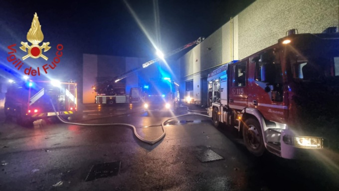 In fiamme il capannone: intervengono ben 8 squadre dei Vigili del fuoco