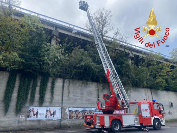 Cartello pericolante sulla A9: i Vigili del fuoco chiudono una corsia