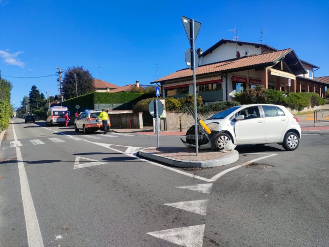 Incidente a Vertemate: perde il controllo e va contro lo spartitraffico